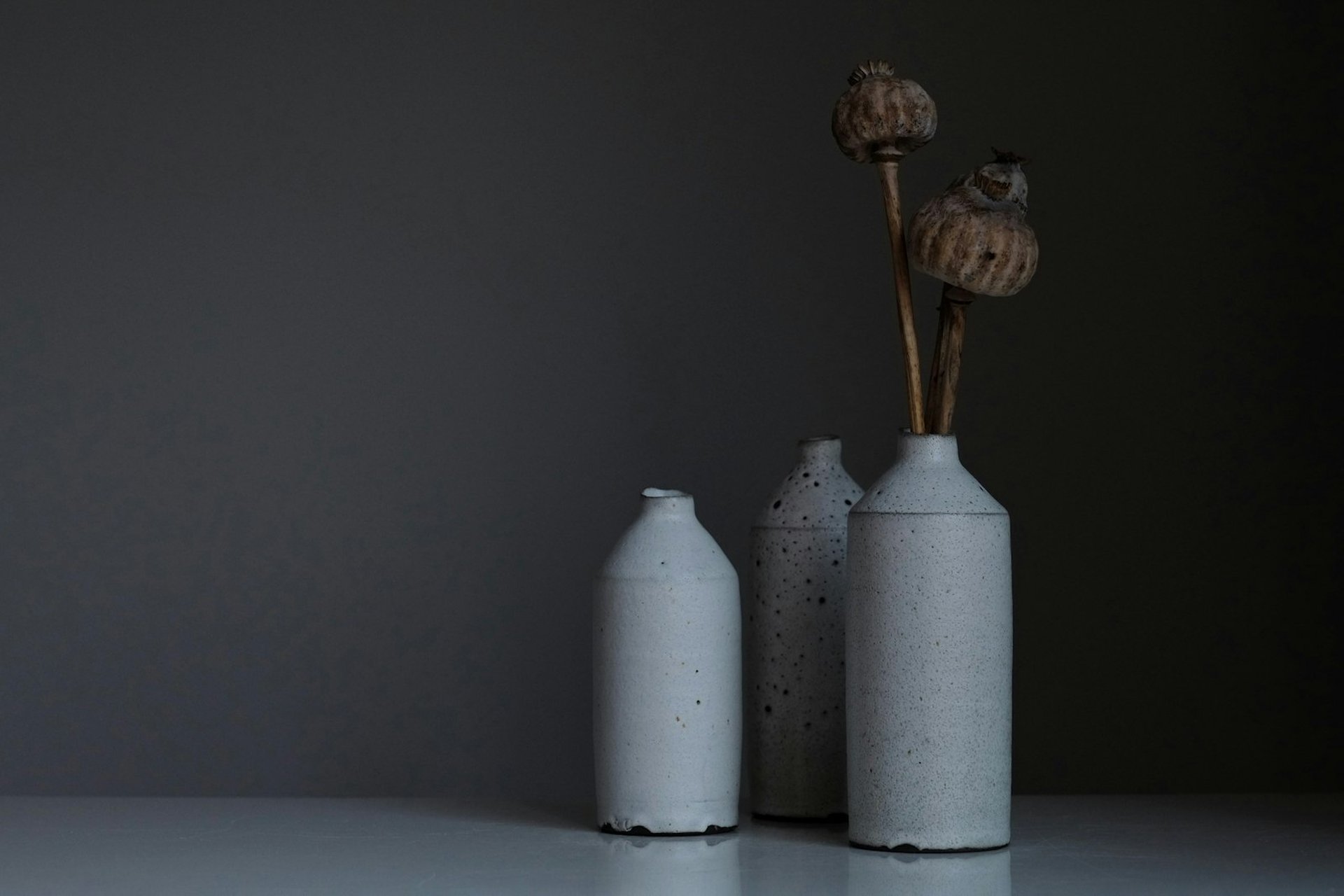 Wnętrze atelier ceramiki Daniky w Poznaniu — półki z wypaloną ceramiką i naturalne światło